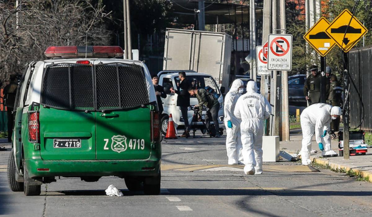 Caja fuerte encontrada en Macul junto a personal de Carabineros