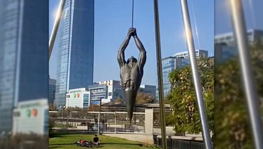 Escultura "Recurso Humano" de Fernanda Cerda en el Parque de las Esculturas de Providencia