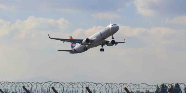 Aviones emprendiendo vuelos en el Aeropuerto de Santiago de Chile