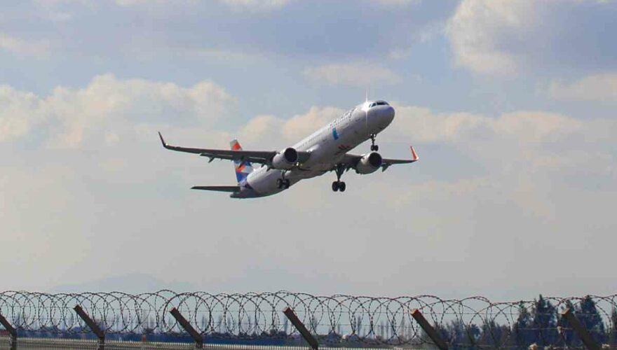 Aviones emprendiendo vuelos en el Aeropuerto de Santiago de Chile