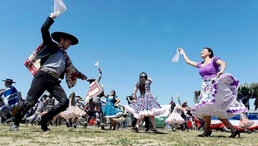 Jóvenes bailando CUECA en Fiestas PATRIAS