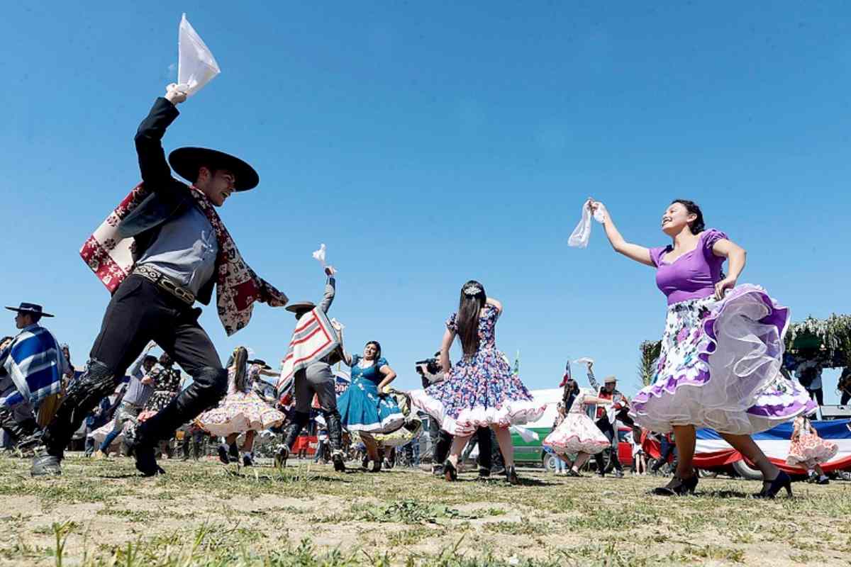 Jóvenes bailando CUECA en Fiestas PATRIAS