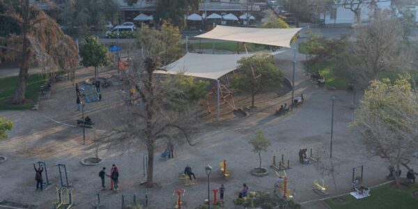 La lenta recuperación del Parque Bustamante: cómo el "patio trasero" de Providencia busca revivir entre sus vecinos