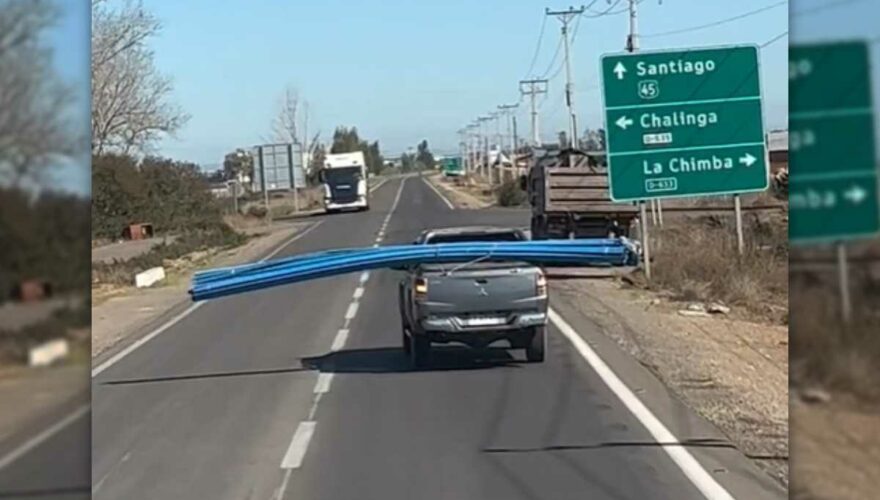 Camioneta con tubos de pvc en Ovalle