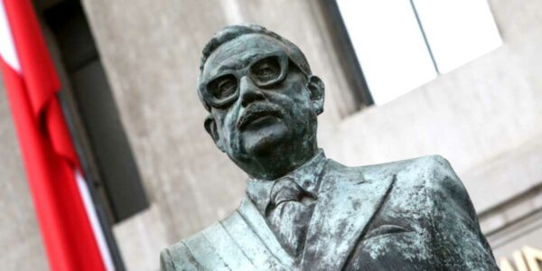 Estatua de Salvador Allende Gossens en Santiago