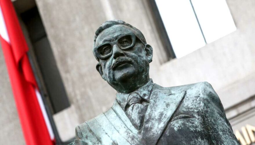 Estatua de Salvador Allende Gossens en Santiago