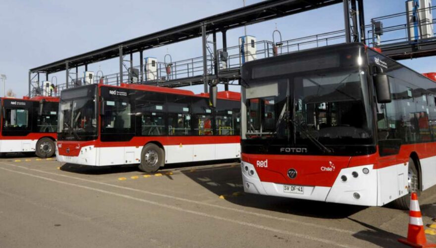 Buses de Red Transantiago que conectan La Pintana y Las Condes