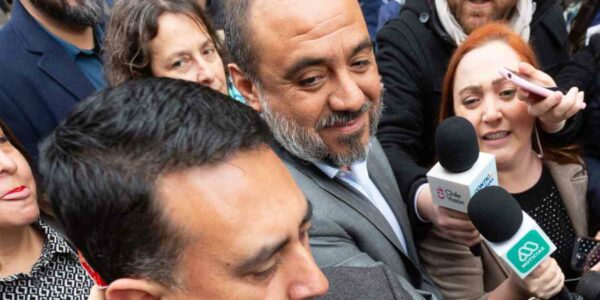 Ministro de educación Marco Antonio Ávila siendo increpado en La Moneda