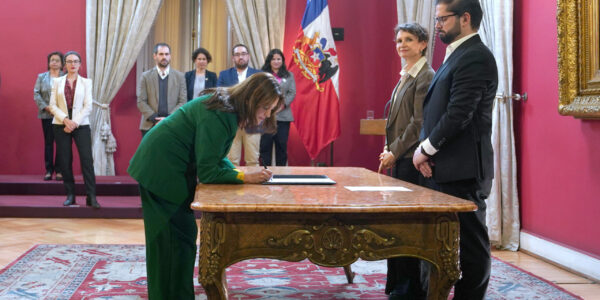 El Presidente Gabriel Boric con la única ministra RD de su gabinete, Marcela Sandoval en Bienes Nacionales.