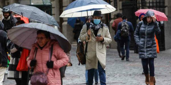 Personas con paraguas por las lluvias en Santiago