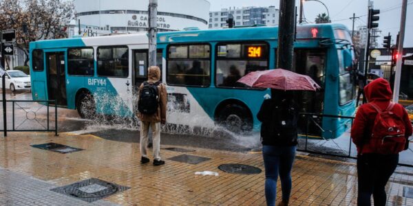 Peatones en día de lluvia