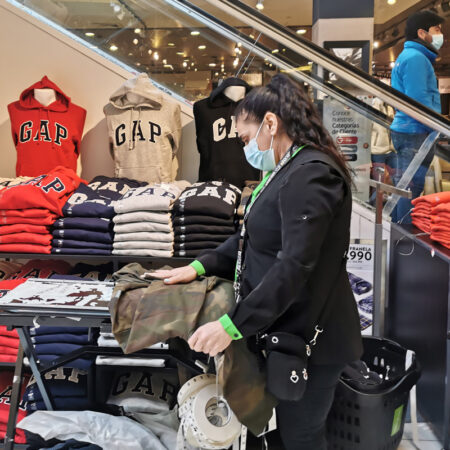 El estresante día a día de los trabajadores de malls en Chile