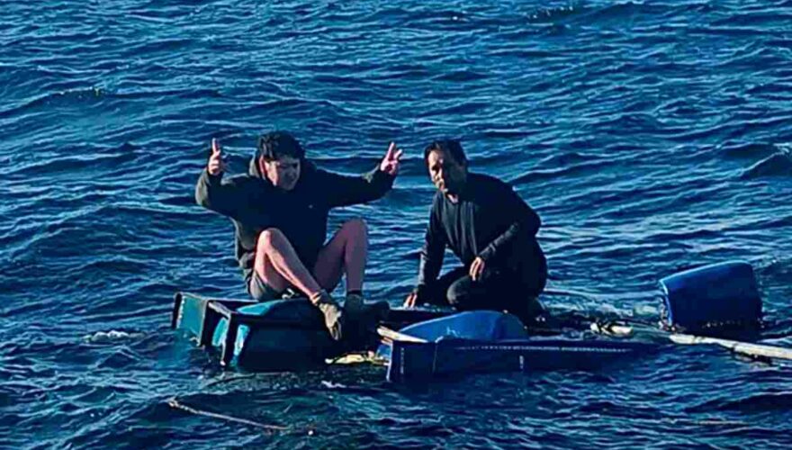 Pescadores flotando sobre tambores en el Estrecho de Magallanes