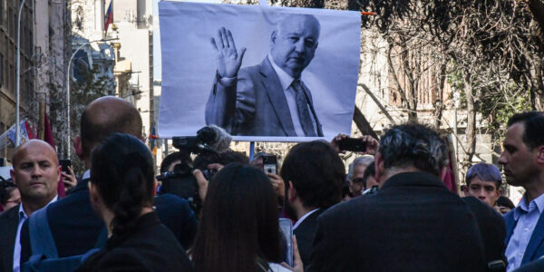Manifestaciones tras la muerte de Guillermo Teillier a las afueras de la sede del Congreso Nacional en Santiago.
