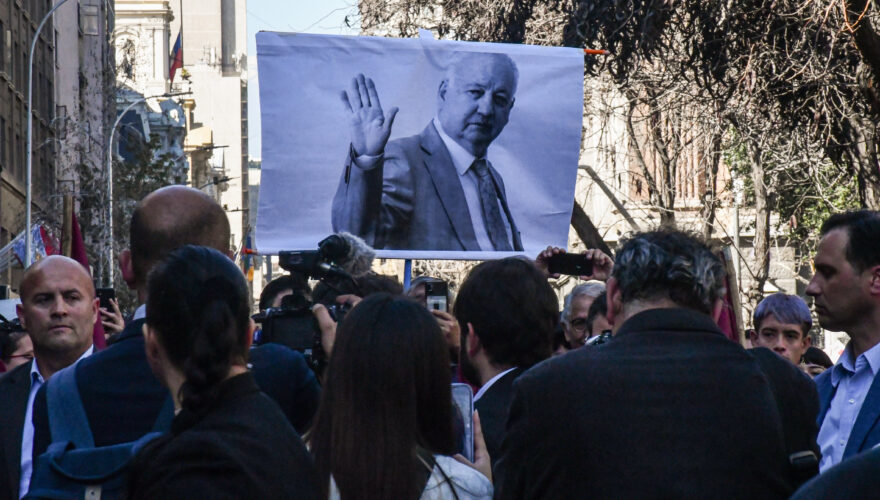 Manifestaciones tras la muerte de Guillermo Teillier a las afueras de la sede del Congreso Nacional en Santiago.