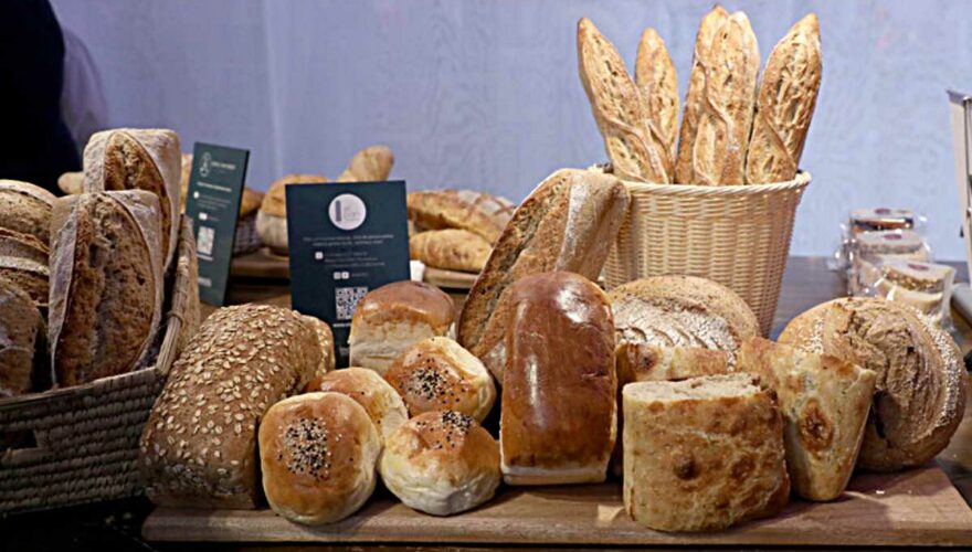 Mesa con diferentes tipos de pan con fibra