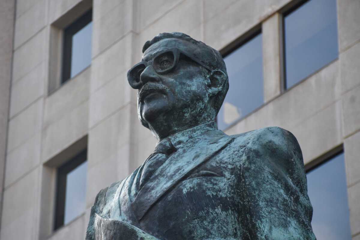 Estatua de Salvador Allende por el Golpe de Estado