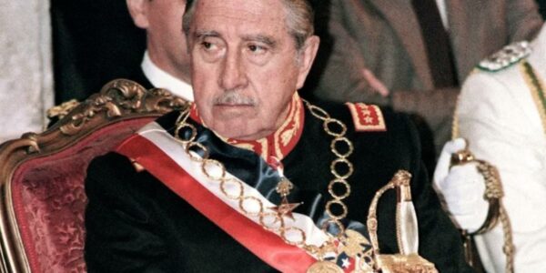 Augusto Pinochet con medalla de condecoración.
