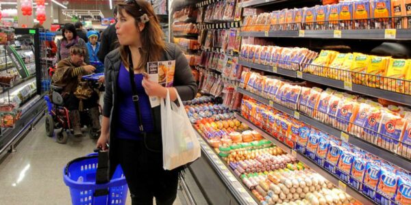 Mujer comprando en un supermercado durante Fiestas Patrias