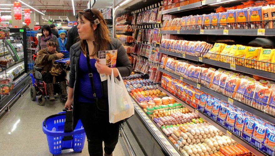 Mujer comprando en un supermercado durante Fiestas Patrias