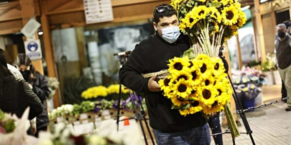 Vendedor con flores amarillas