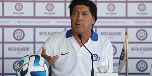 El futbolista Iván Zamorano habla en un punto de prensa