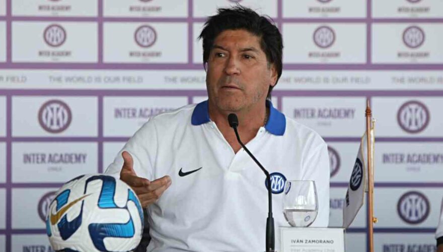 El futbolista Iván Zamorano habla en un punto de prensa
