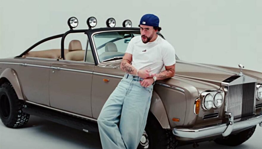 Bad Bunny con un automóvil Rolls Royce en su videoclip "Un Preview"