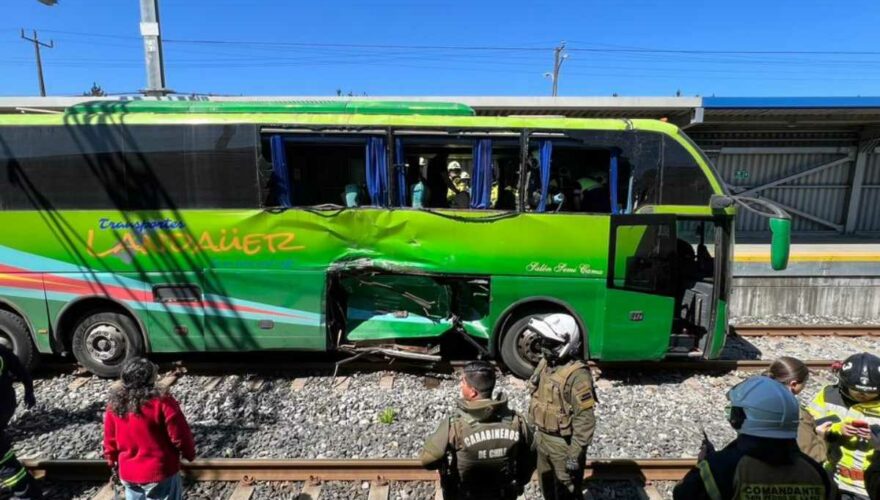 Bus choca con Biotren en San Pedro de la Paz