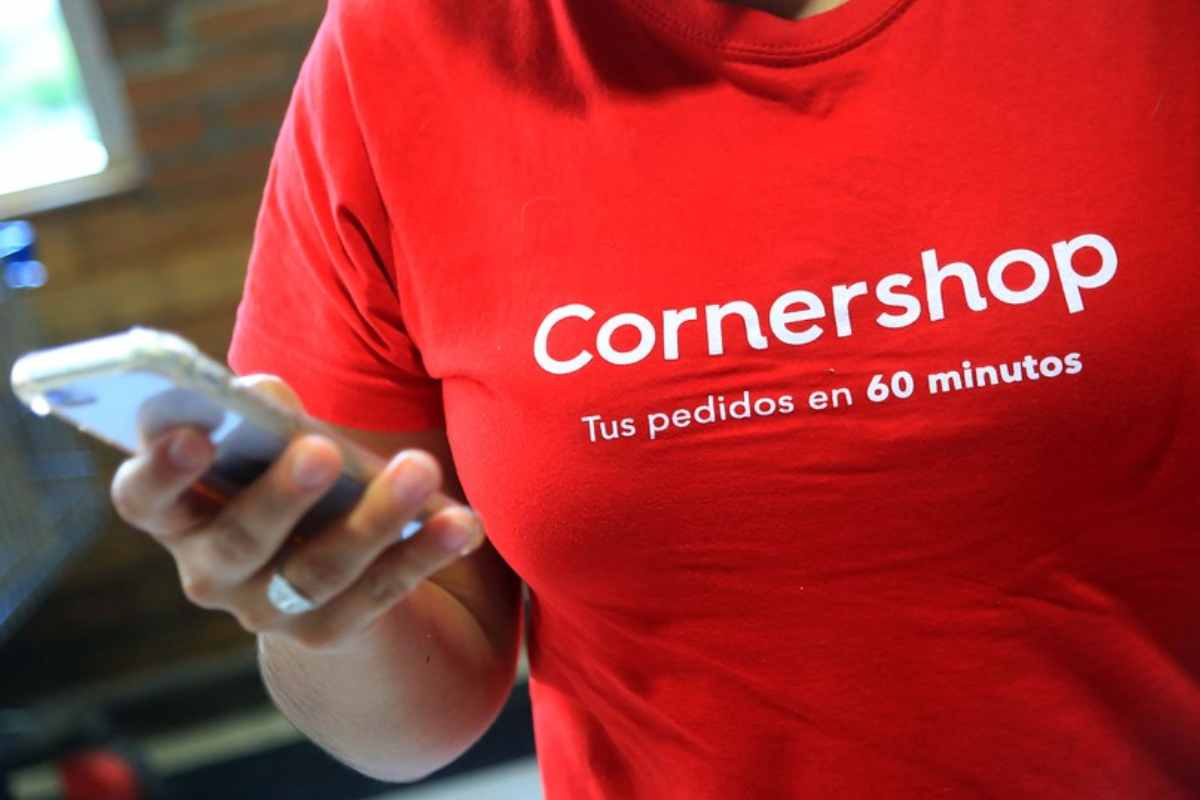 Mujer utilizando polera de la app Cornershop