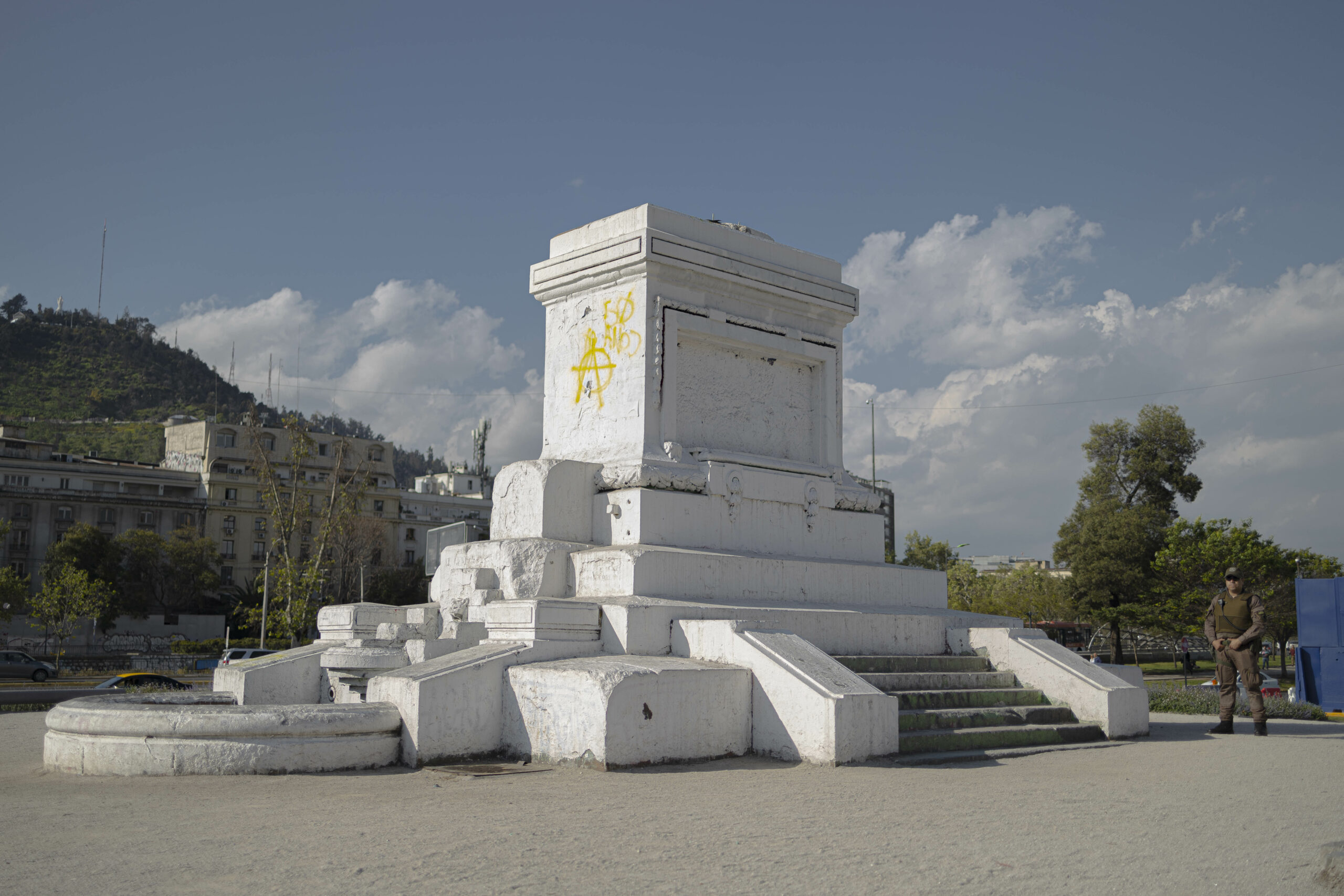 Base de la estatua del General Baquedano tras el Estallido Social