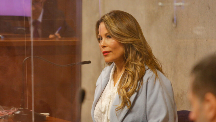 Cathy Barriga es formalizada por corrupción y protagoniza insólita discusión con Joaquín Lavín Jr.