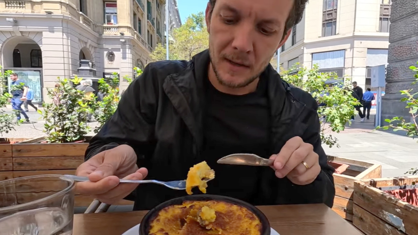 Pareja de youtubers británicos prueban el pastel de choclo