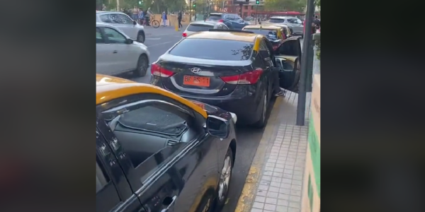 VIRAL. "La gente tiene que perseguir la micro": Tiktoker denuncia que taxis se estacionan en fila en paradero del Costanera Center