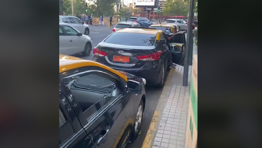VIRAL. "La gente tiene que perseguir la micro": Tiktoker denuncia que taxis se estacionan en fila en paradero del Costanera Center