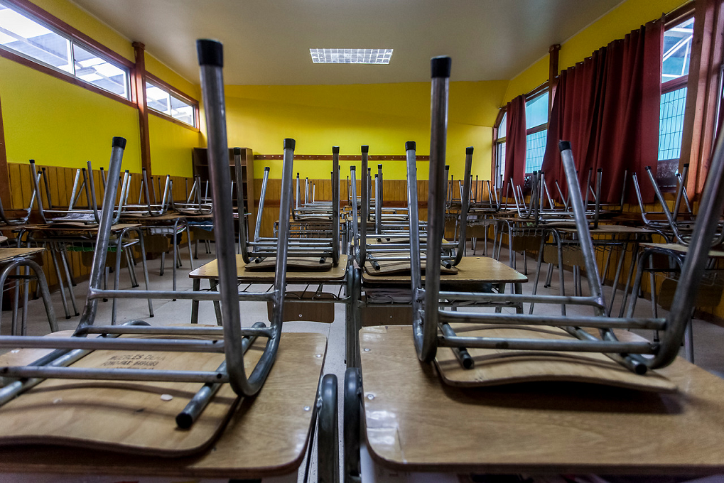 Gastaron $200 mil para comprar regalos y recibieron calzado en mal estado: la estafa que sufrió una escuela de Viña del Mar