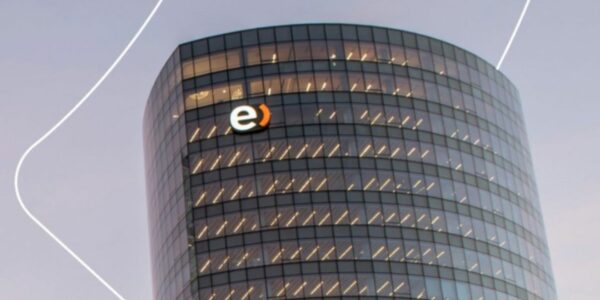 La operación de Entel para expandir red de fibra óptica