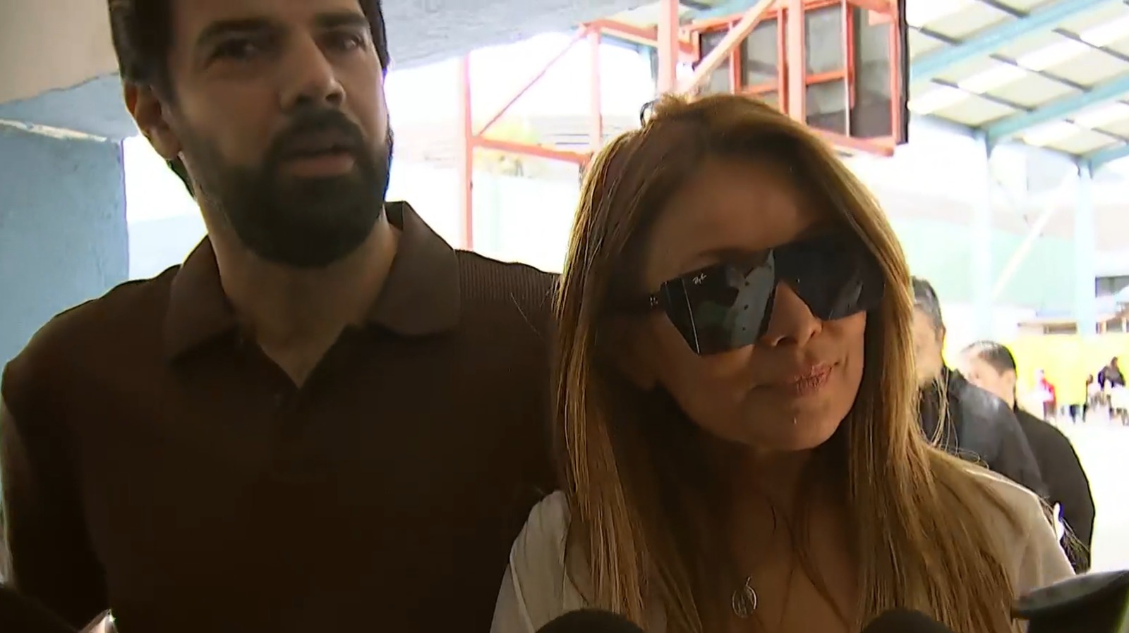 Cathy Barriga llega a votar