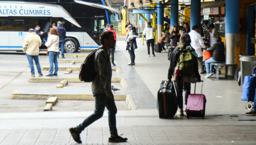 Estudiantes de región que se vienen a vivir a Santiago: el desafío de adaptarse a espacios comunes y gastos