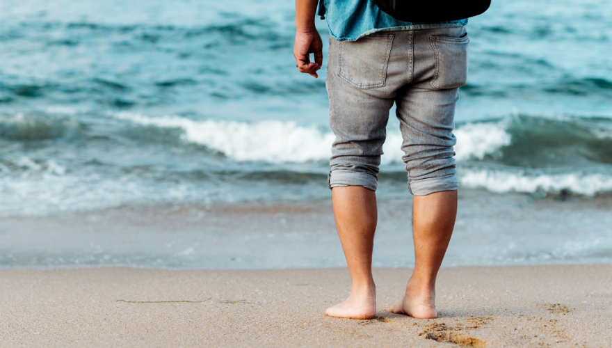 Por qué andar a pie descalzo en verano es más recomendable que usar sandalias