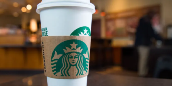 Starbucks enfrenta demanda por obtener sus materias primas de plantaciones donde se cometerían abusos laborales y violaciones a los DD.HH