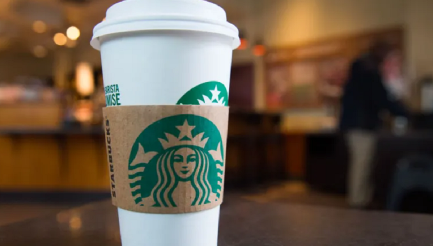 Starbucks enfrenta demanda por obtener sus materias primas de plantaciones donde se cometerían abusos laborales y violaciones a los DD.HH