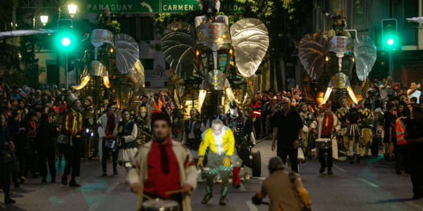 "Tres elefantes pasan..." y la música celta se tomaron las calles de Santiago Centro en el marco del Festival Internacional Teatro a Mil