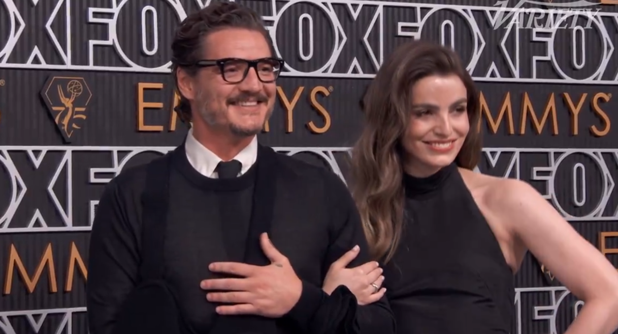 Pedro Pascal llega a los Premios Emmy acompañado de su hermana, Lux Pascal