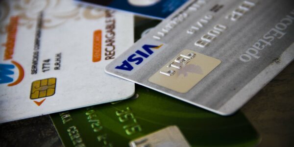 Los nuevos métodos de estafas con tarjetas de crédito: familias completas suplantan a clientes de bancos