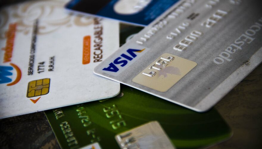Los nuevos métodos de estafas con tarjetas de crédito: familias completas suplantan a clientes de bancos
