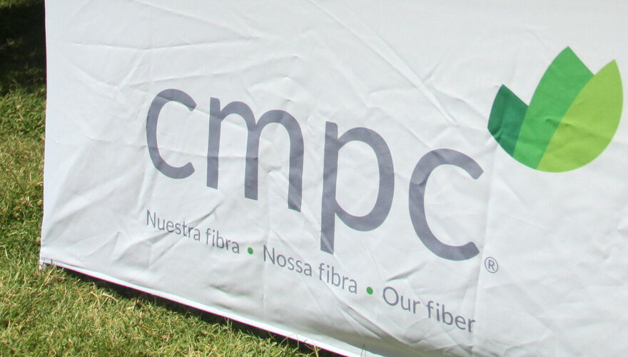 El complejo momento de CMPC: reporta dura caída de sus utilidades pero pérdidas por incendios forestales se redujeron un 96%