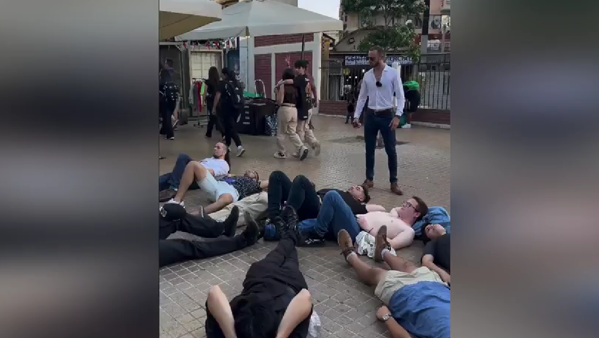 "Conviértete en el hombre alfa altamente atractivo": particular entrenamiento en plena vía pública de Providencia se viralizó en redes