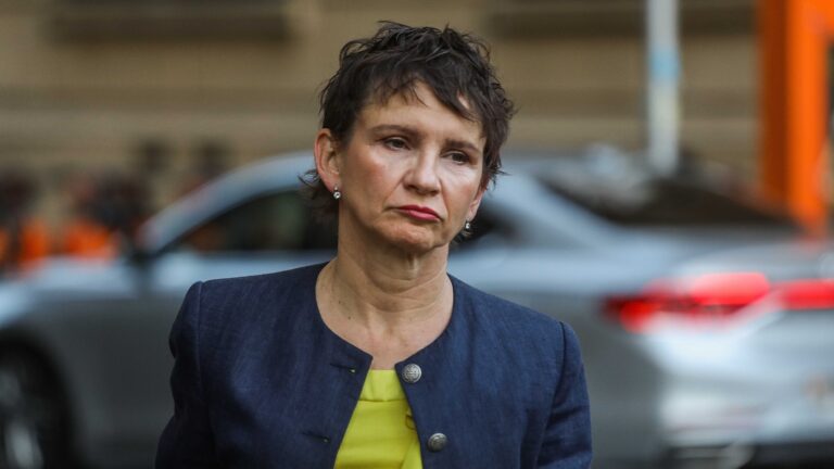 Ministra Tohá anuncia que se revocarán 25 pensiones de gracia