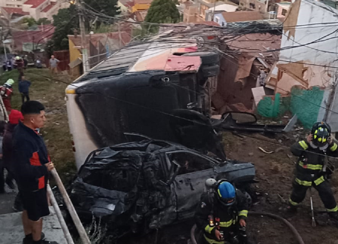 VIDEO. Bus se desbarrancó en Valparaíso y dejó al menos 15 personas lesionadas